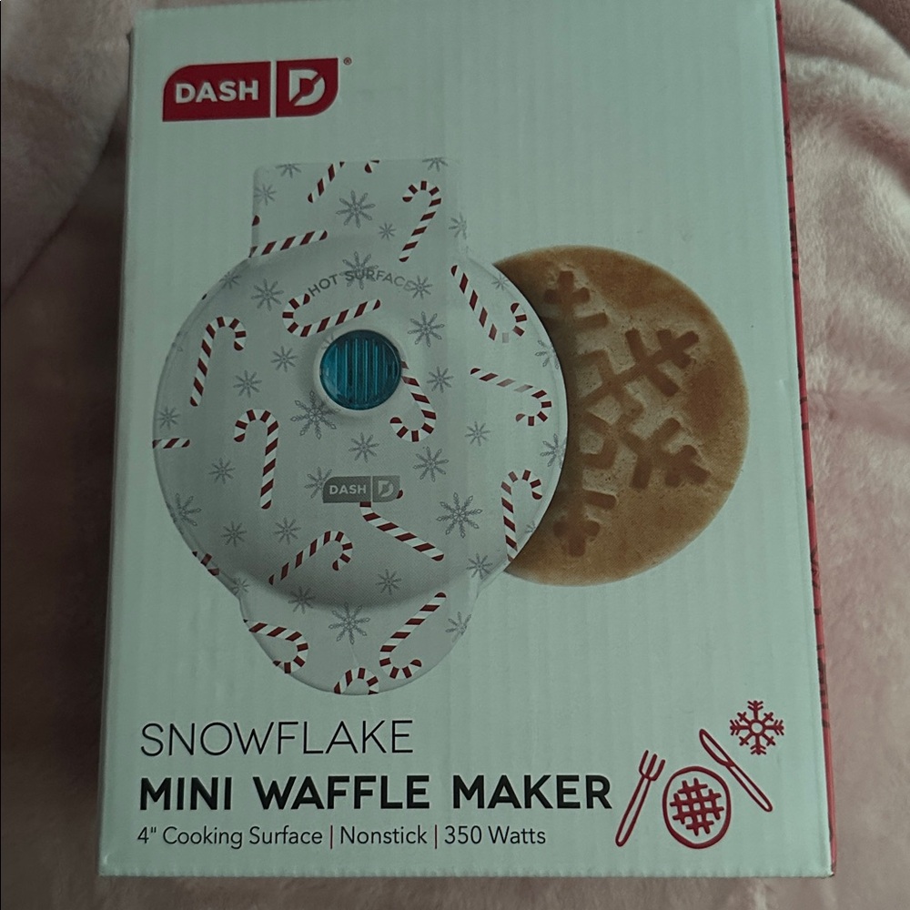 New Dash Snowflake Mini Waffle Maker